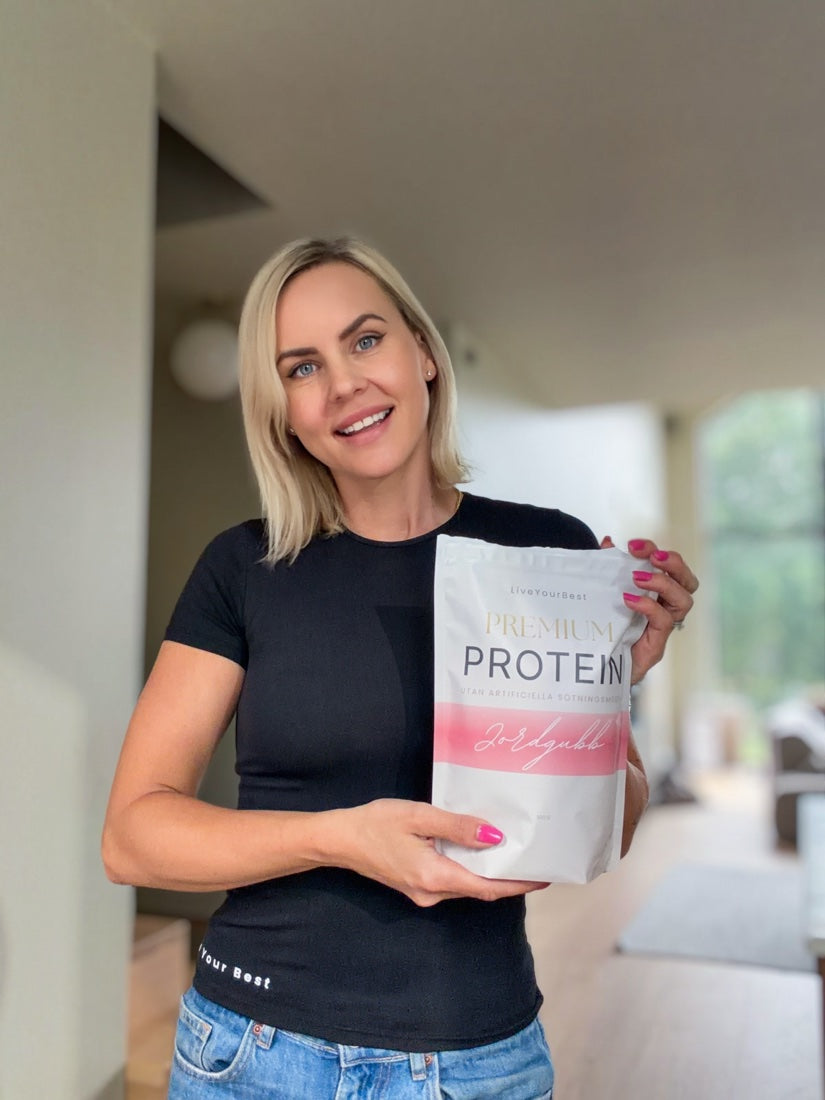 Susanna Jungblom, grundare av LiveYourBest Protein, håller en påse Premium Protein